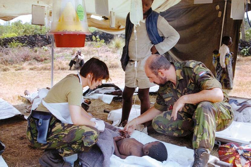 Military medical assistance in a refugee camp for Rwandan refugees in Goma in Zaire in the context of Operation Provide Care, August 1994.