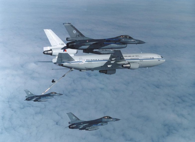 4 Dutch F-16s, armed with Sidewinders, are refuelled by a Dutch KDC-10 over the coast of the former Yugoslavia.
