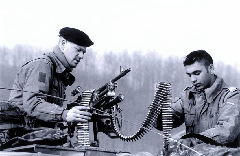 2 soldiers from 11(NLD) Mechbat Regiment ‘Huzaren van Sytzama’ check the MAG machine gun on their Leopard II tank.