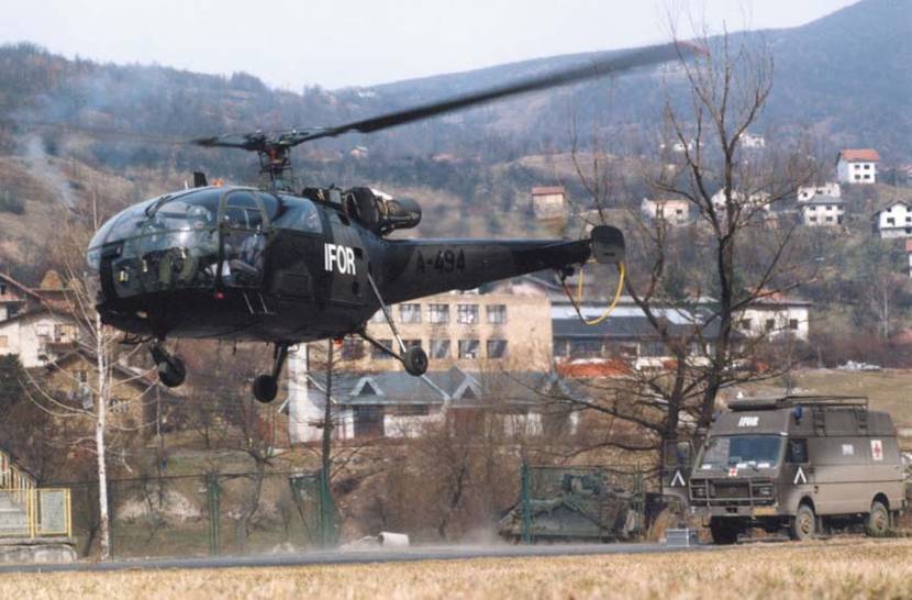 An Alouette III of the Netherlands helicopter detachement in the Bosnian town of Santici (late March 1996).