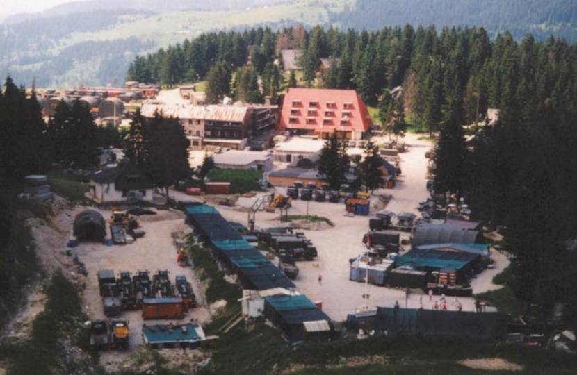 Battalion headquarters in Sisava, late June 1998. The new wing built by Dutch military engineers stands next to the old hotel.