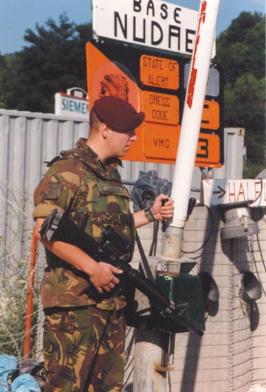 Past meets present. A soldier from the Van Heutz Regiment in 1999 at the entrance gate of Base Nudae (named after a United Nations Dutch Detachment forward post, which was the scene of heavy fighting in the Korean war) in Novi Travik.