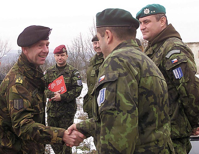 The commander of the Multinational Division Southwest, Major General J.A. van Diepenbrugge, talks with Czech soldiers.