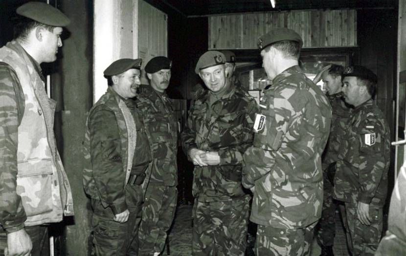 The Commander of MND South-West, Major General E.J. Webb-Carter (centre), in Sisava for the memorial service of the YPR accident on 11 February 1997. Surrounded by Dutch military personnel, he meets with a number of representatives from the former warring parties (left).