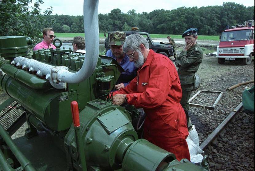 The Netherlands Directorate of Public Works and Water Management made, among other things, this Lister 66 water pump available for the clean-up operation.