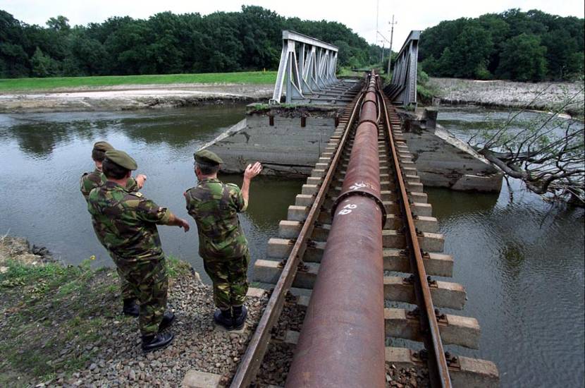 It took a good deal of effort to lay the steel pipes across the severely flood-damaged rail bridge near the Polish town of Siechnice.