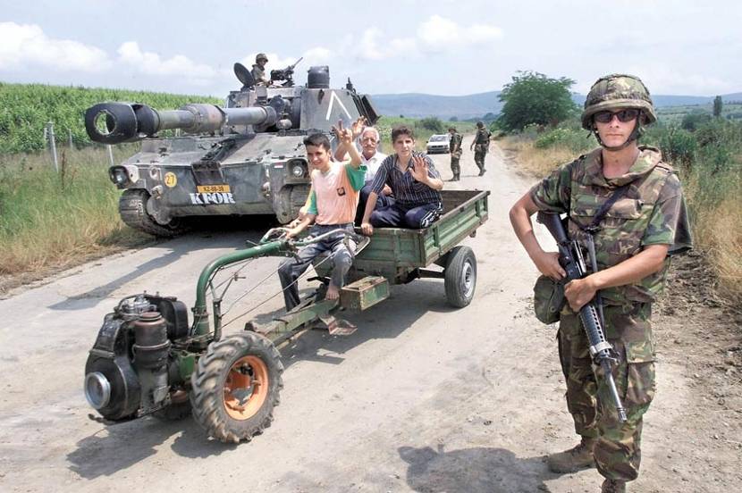 'Gele Rijders' of 11 Mobile Artillery Unit and their M-109 man a checkpoint near Orahovac.