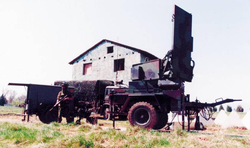 A mortar locating radar scans the airspace in northern Macedonia for Serbian projectiles, April 1999.