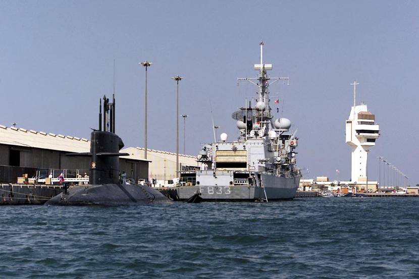 The multipurpose frigate HNLMS Van Nes and the submarine HNLMS Walrus lying at anchor in the harbour of Jebel Ali (United Arab Emirates.