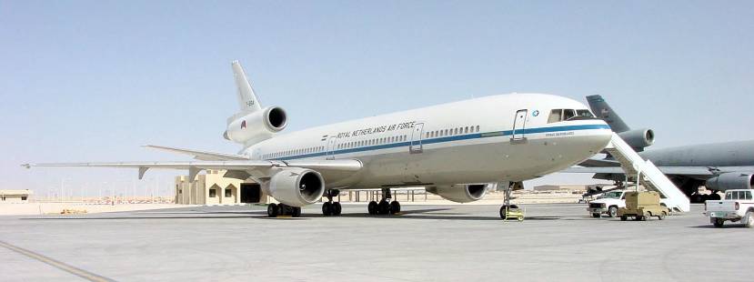 A Dutch KDC-10 was deployed from Al Udeid Airport in Qatar in the context of Operation Enduring Freedom. An American DC-10 is standing next to the Dutch aircraft (2002).