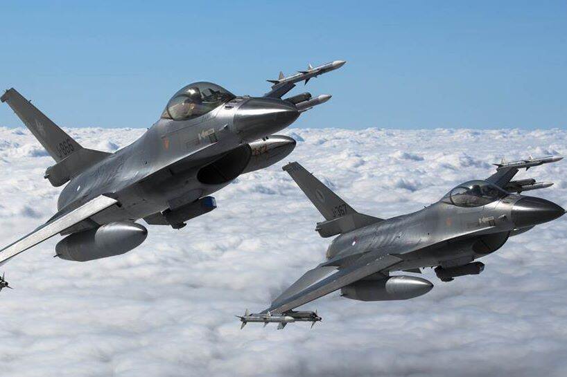 2 F-16’s vliegen naast elkaar.