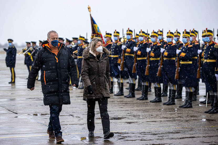 Minister van Defensie Kajsa Ollongren met haar Roemeense collega.