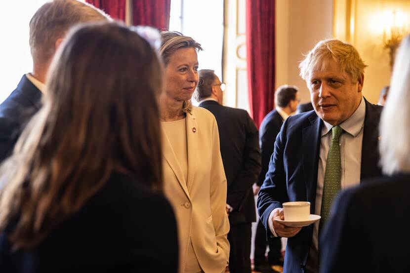 Minister Ollongren naast de Britse premier Boris Johnson.