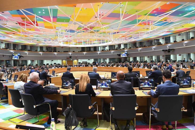 Overzicht van de zaal met de Europese Defensieministers tijdens hun overleg in Brussel.