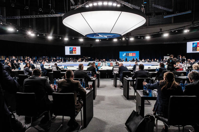 Overzicht van de zaal van de NAVO-Top.