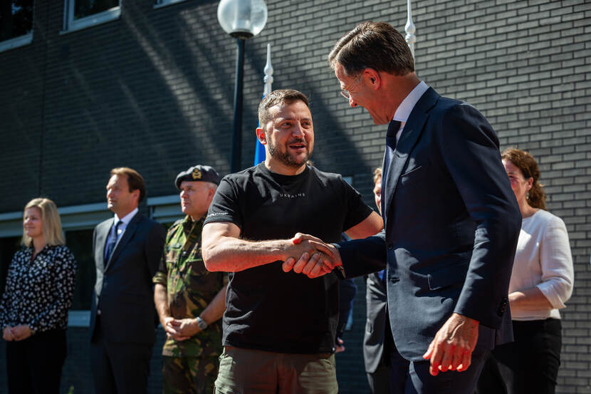 Premier Mark Rutte schudt president Volodymyr Zelensky de hand.