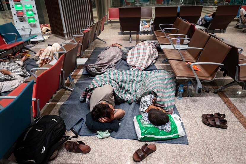Afghaanse vluchtelingen slapen.