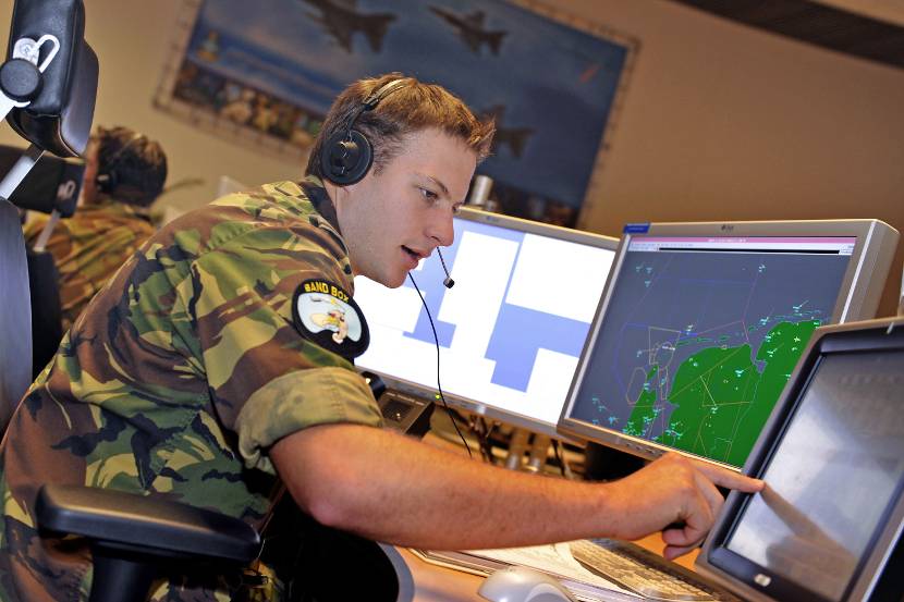 Militaire gevechtsleider kijkt op zijn beeldscherm vanuit bunker in Nieuw Milligen.